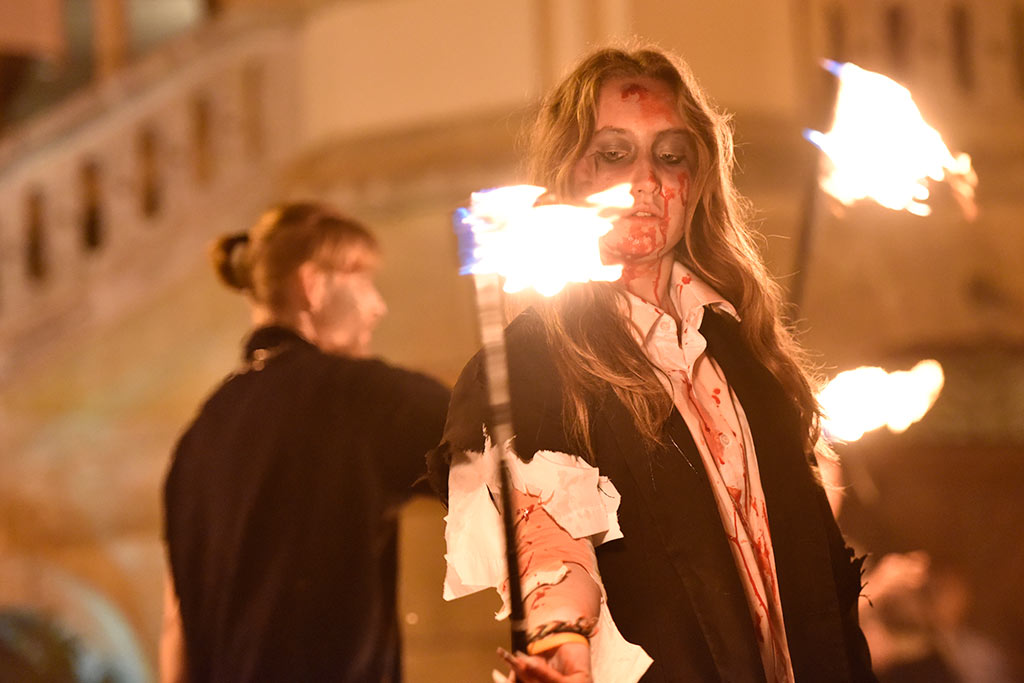 Mroczny halloweenowy pochód i spektakl w centrum Legnicy