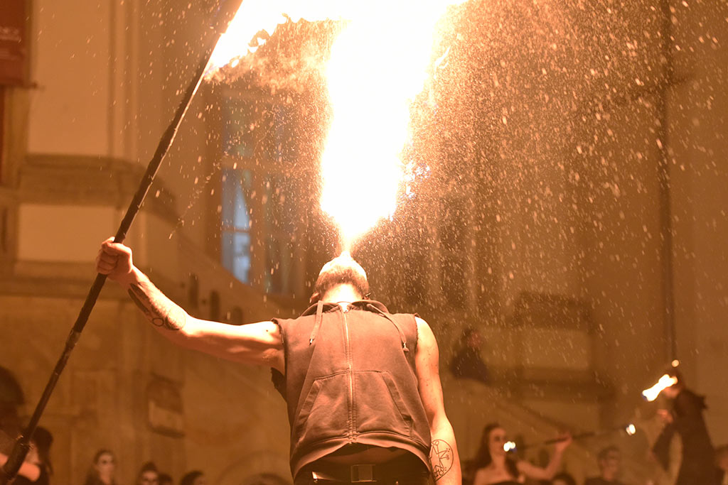 Mroczny halloweenowy pochód i spektakl w centrum Legnicy