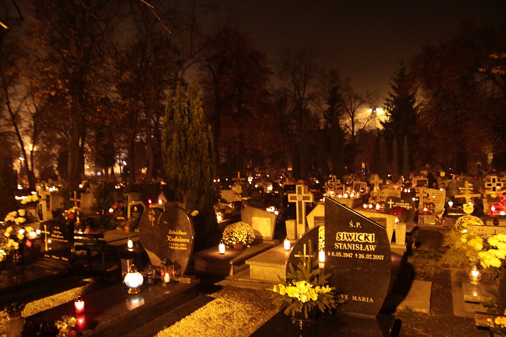 Wieczór przed dniem Wszystkich Świętych na cmentarzu