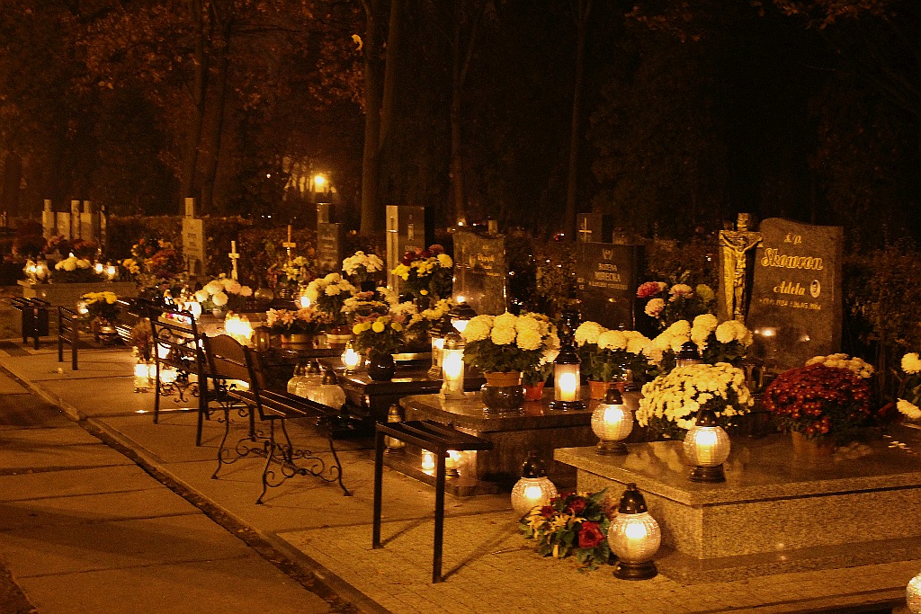 Wieczór przed dniem Wszystkich Świętych na cmentarzu
