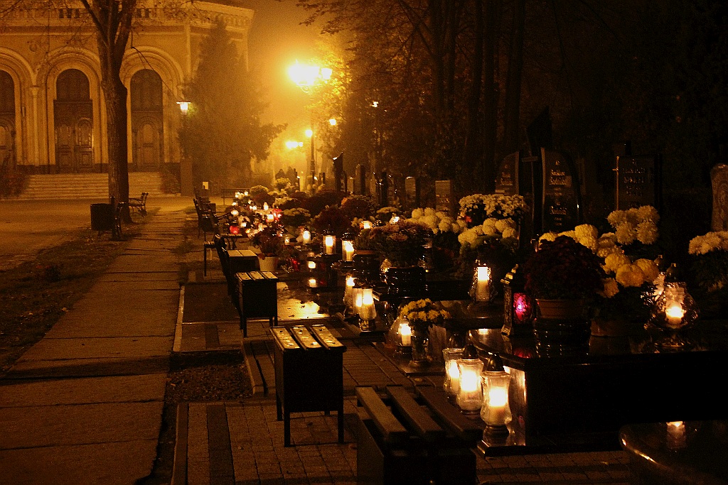 Wieczór przed dniem Wszystkich Świętych na cmentarzu