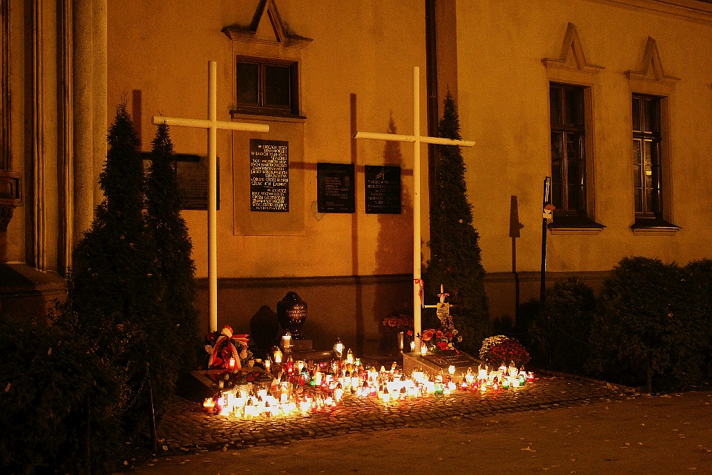 Wieczór przed dniem Wszystkich Świętych na cmentarzu