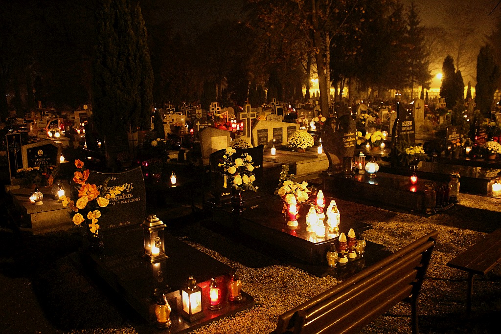 Wieczór przed dniem Wszystkich Świętych na cmentarzu