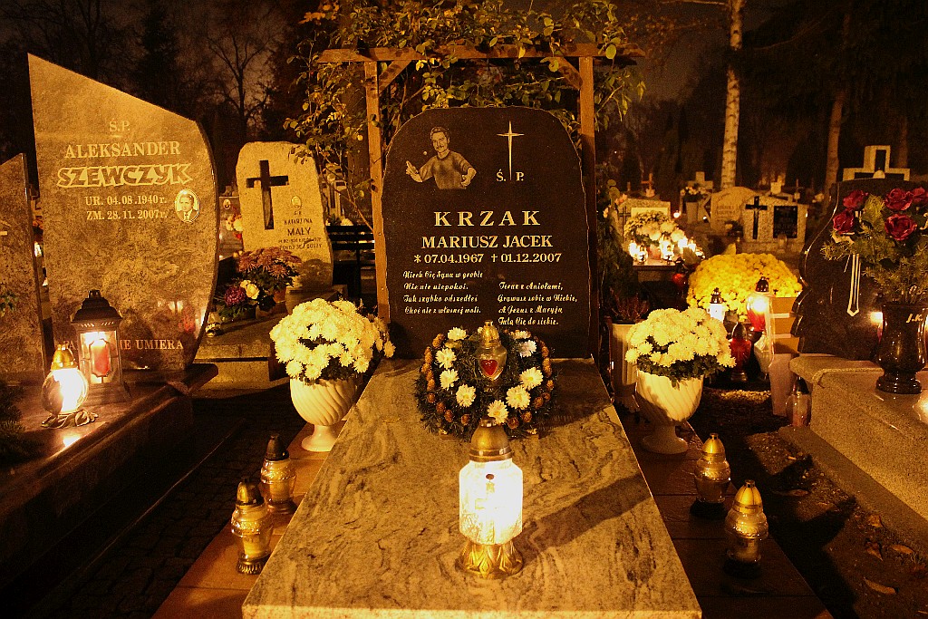 Wieczór przed dniem Wszystkich Świętych na cmentarzu