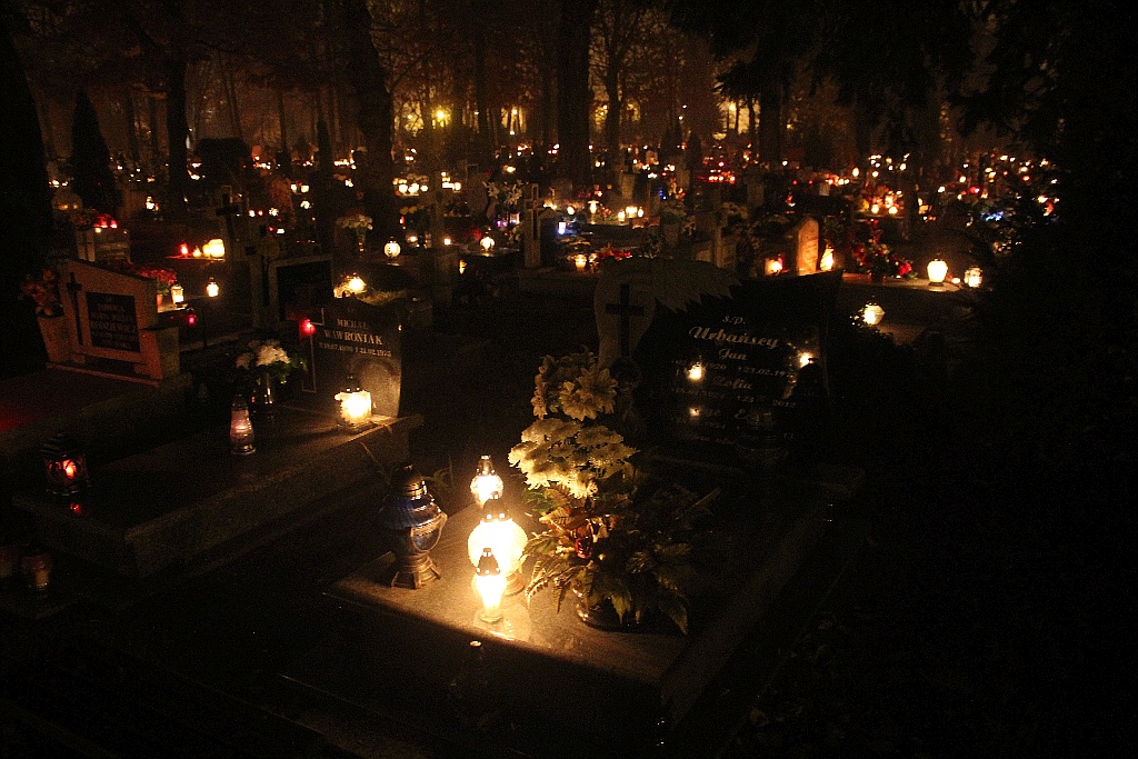 Wieczór przed dniem Wszystkich Świętych na cmentarzu