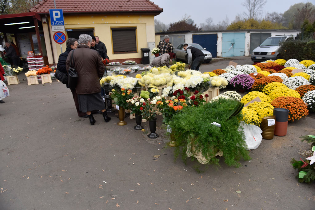 Legnickie cmentarze komunalne w przeddzień Wszystkich Świętych