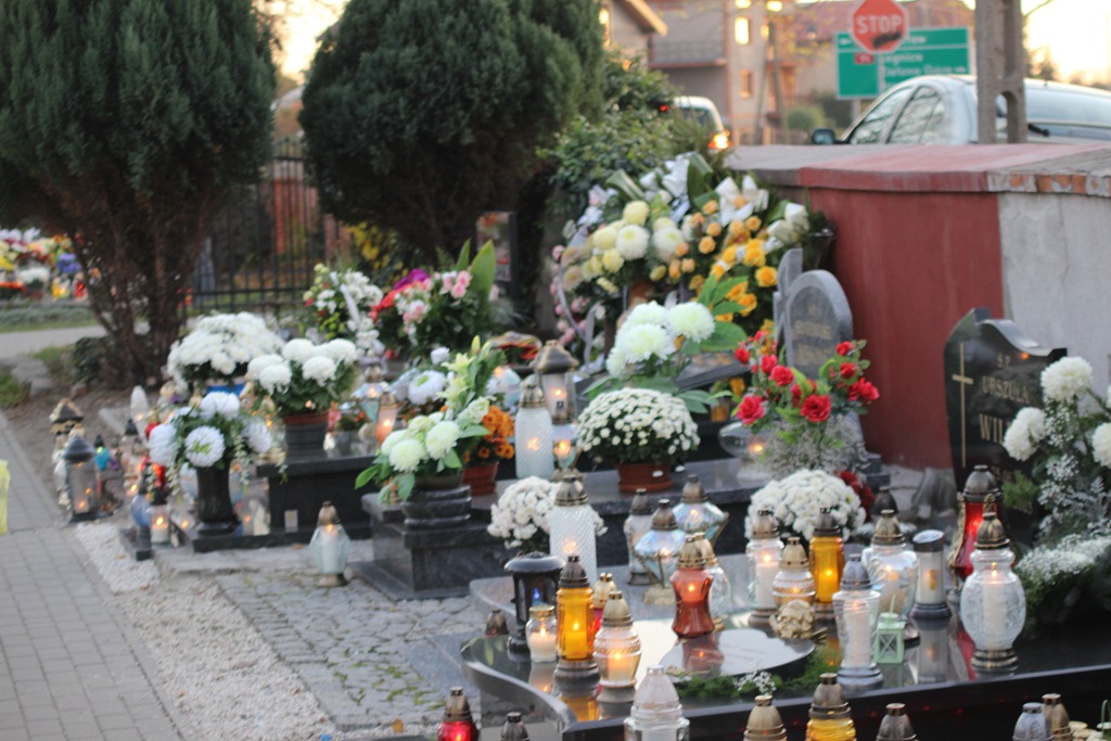 Uroczystość Wszystkich Świętych na cmentarzu w Prochowicach