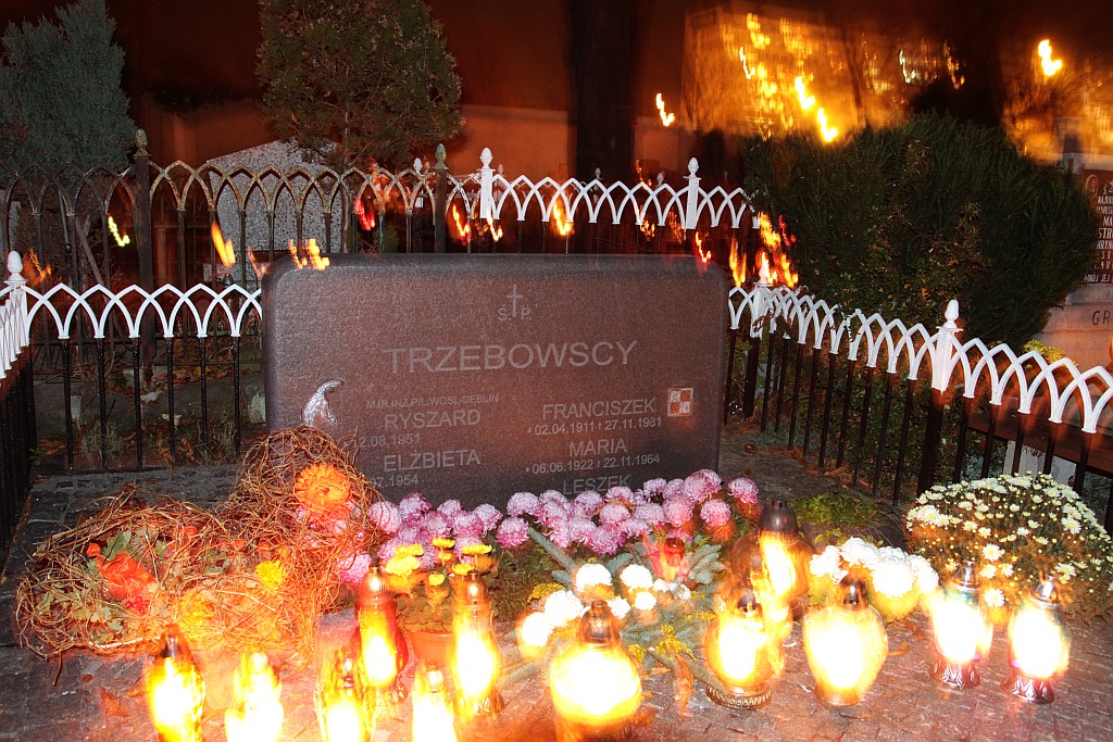 Dzień Wszystkich Świętych. Legnicki cmentarz wieczorem