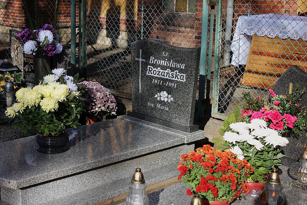 Tłumy na legnickich cmentarzach. Dzień Wszystkich Świętych