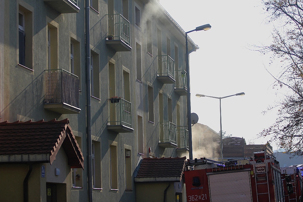 Pożar mieszkania przy ulicy Szwoleżerów. Trzy osoby w szpitalu