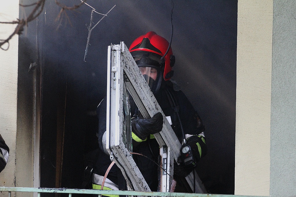 Pożar mieszkania przy ulicy Szwoleżerów. Trzy osoby w szpitalu