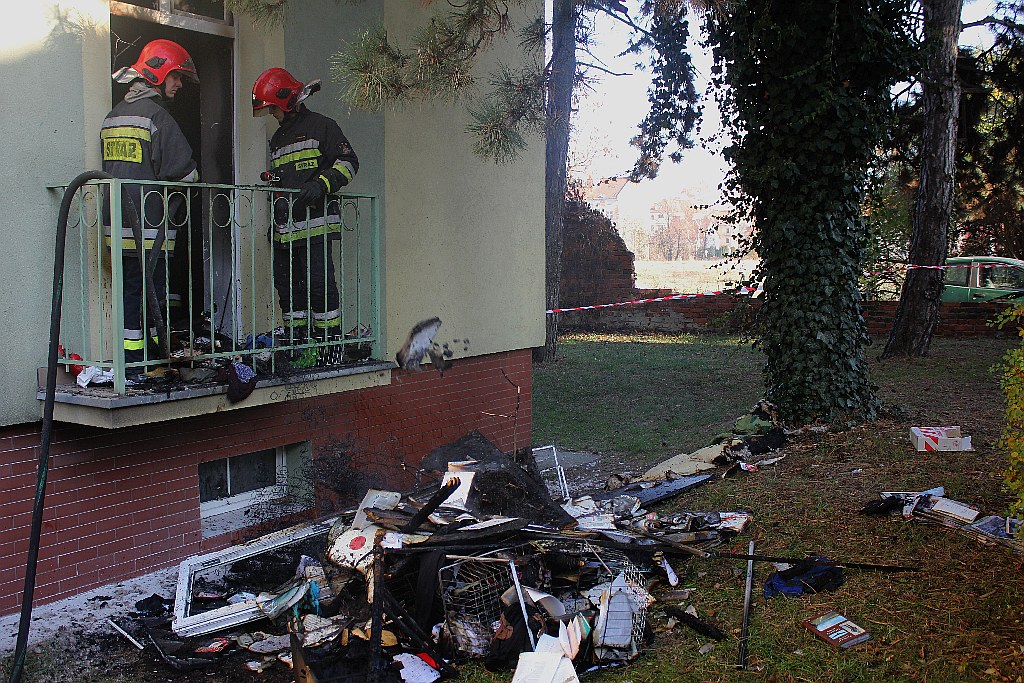 Pożar mieszkania przy ulicy Szwoleżerów. Trzy osoby w szpitalu