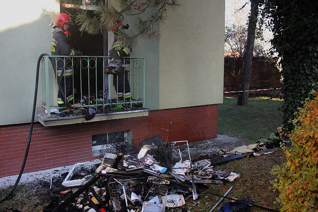 Pożar mieszkania przy ulicy Szwoleżerów. Trzy osoby w szpitalu