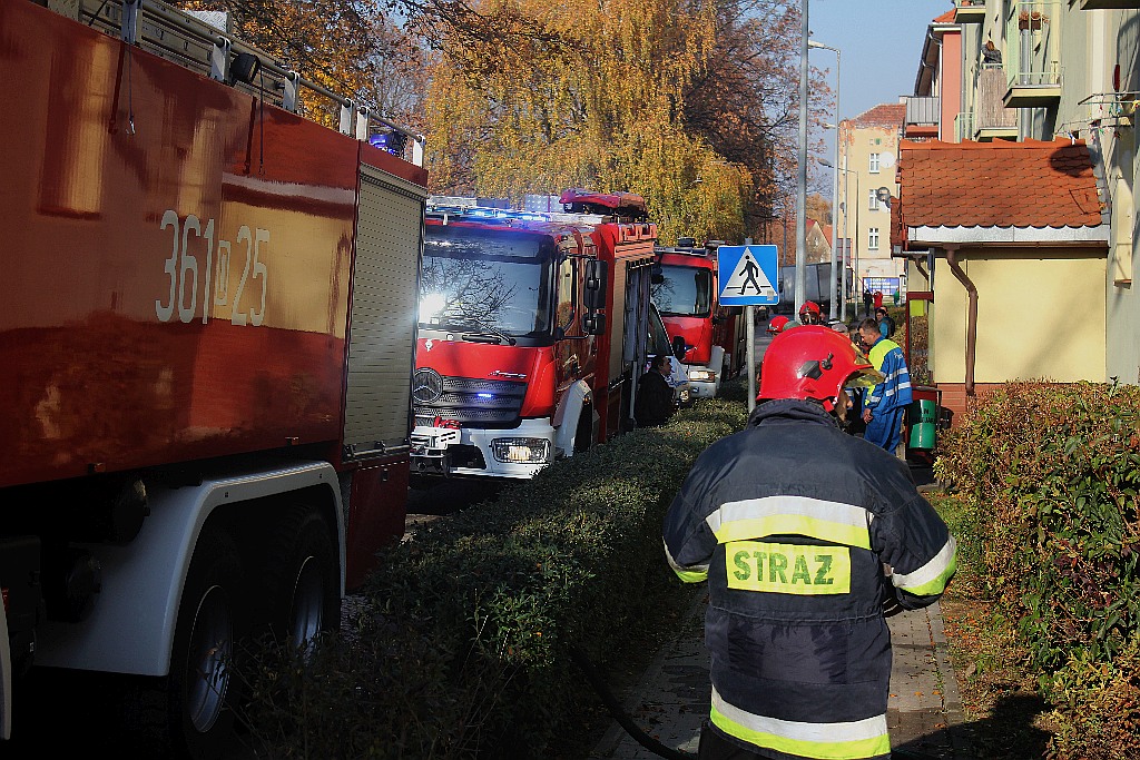 Pożar mieszkania przy ulicy Szwoleżerów. Trzy osoby w szpitalu