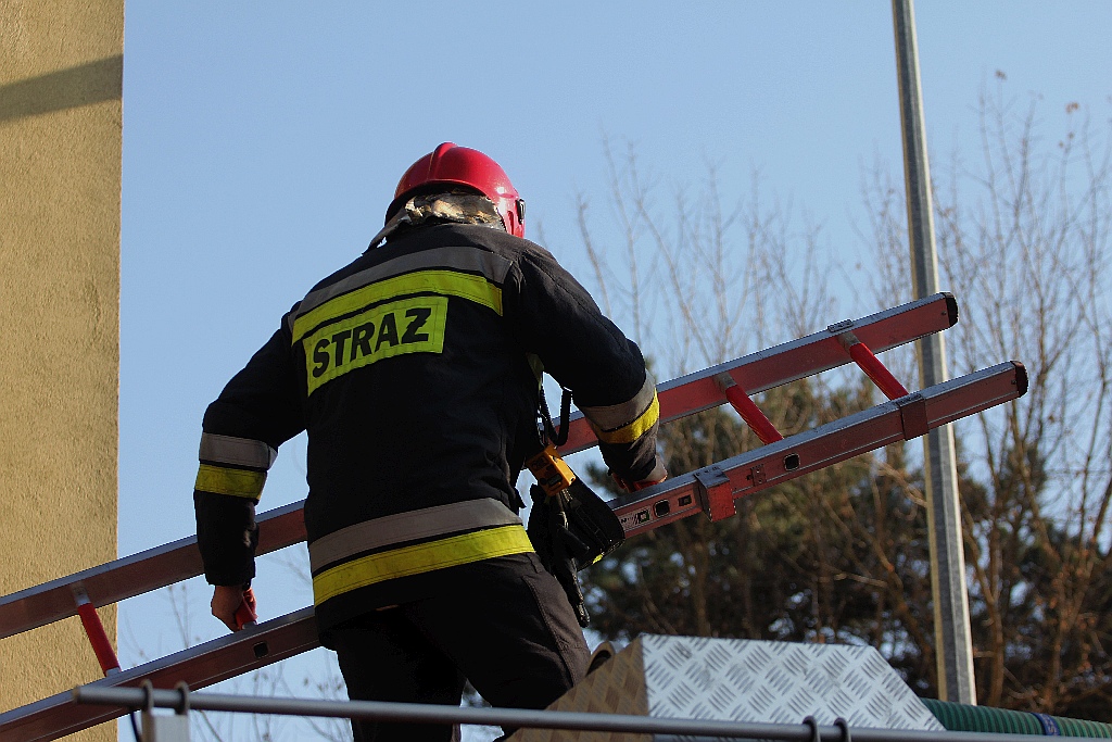 Pożar mieszkania przy ulicy Szwoleżerów. Trzy osoby w szpitalu