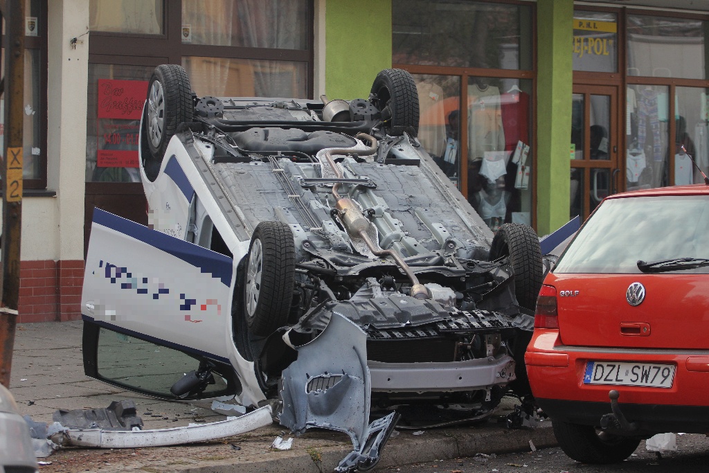 Piątkowe dachowanie samochodu osobowego na ulicy Lotniczej