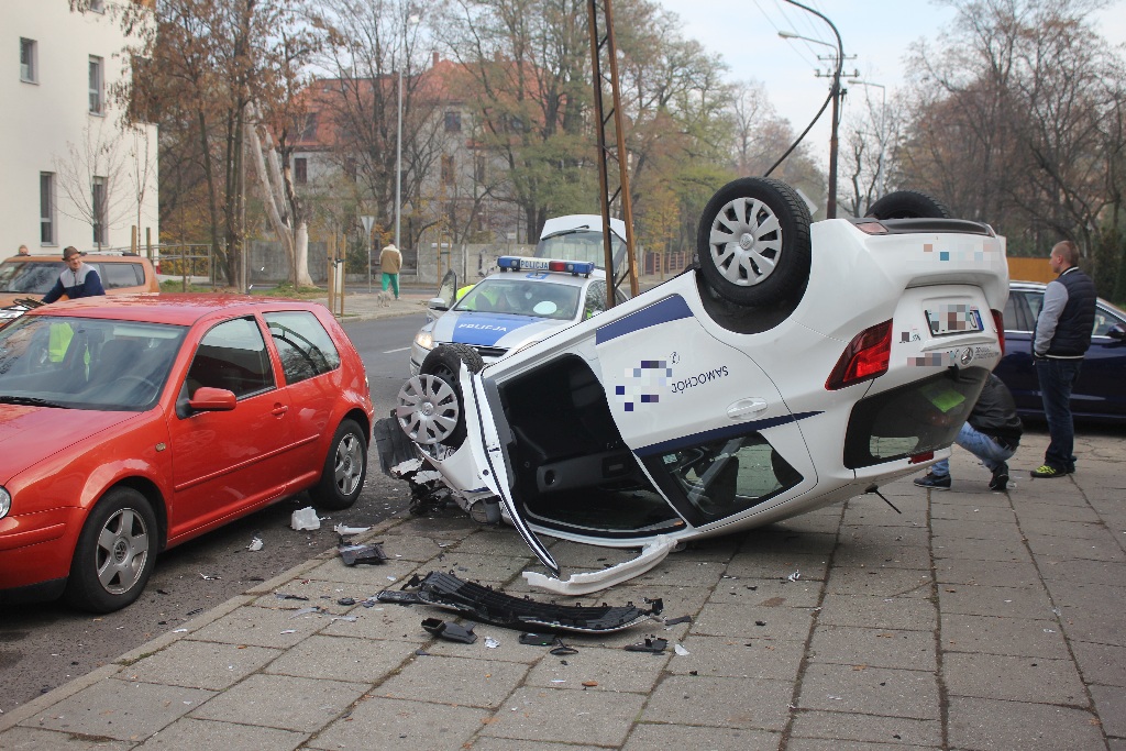 Piątkowe dachowanie samochodu osobowego na ulicy Lotniczej