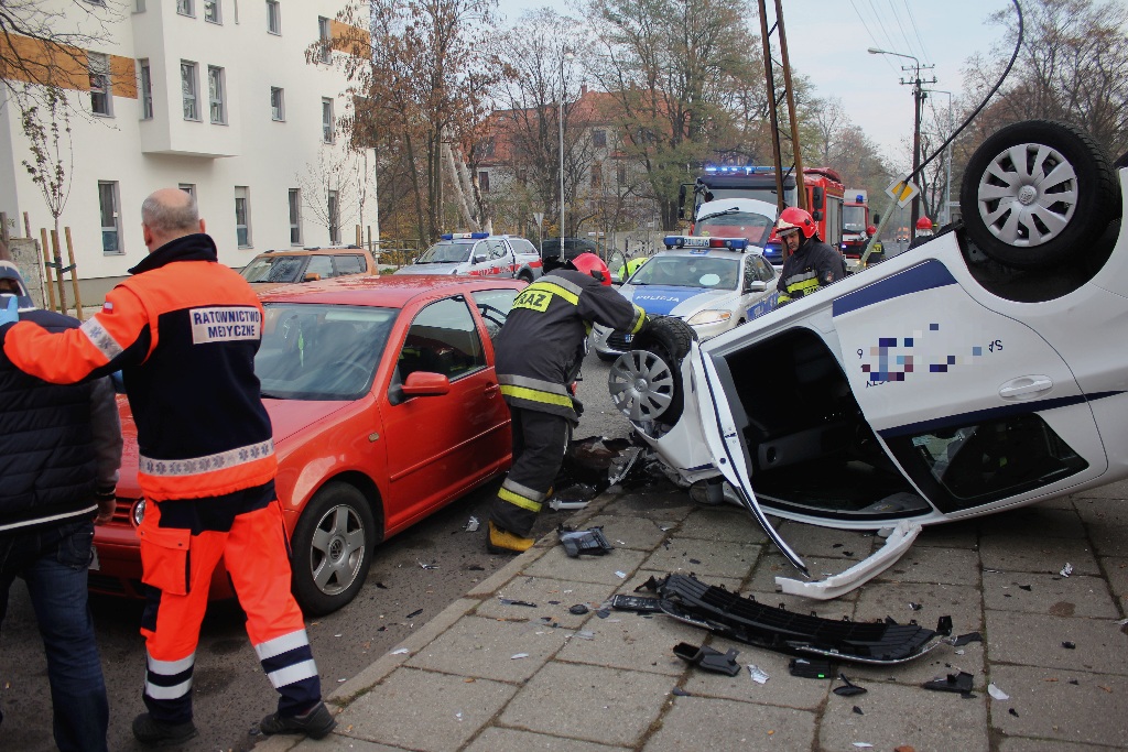 Piątkowe dachowanie samochodu osobowego na ulicy Lotniczej
