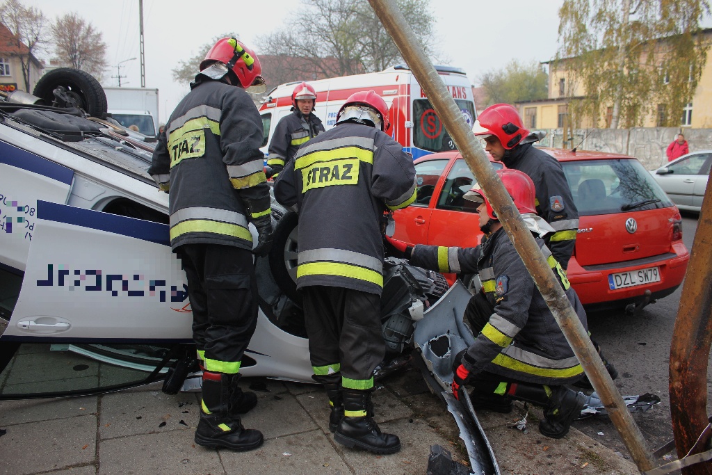 Piątkowe dachowanie samochodu osobowego na ulicy Lotniczej