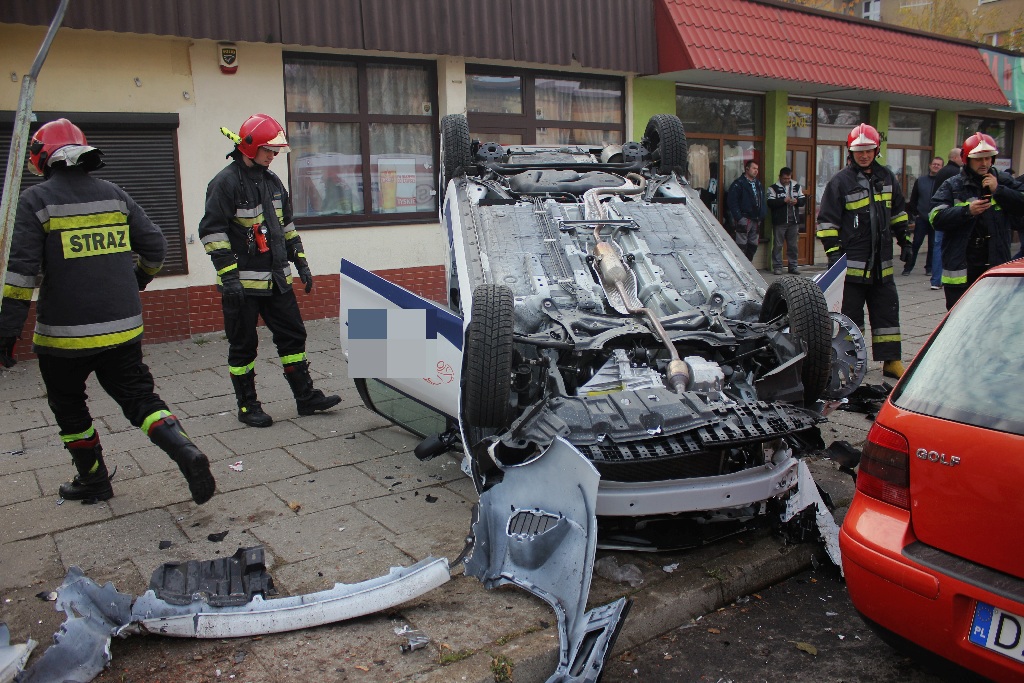 Piątkowe dachowanie samochodu osobowego na ulicy Lotniczej