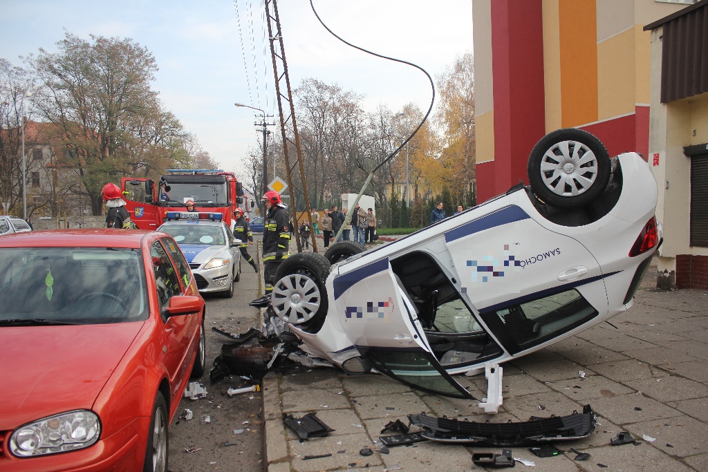 Piątkowe dachowanie samochodu osobowego na ulicy Lotniczej