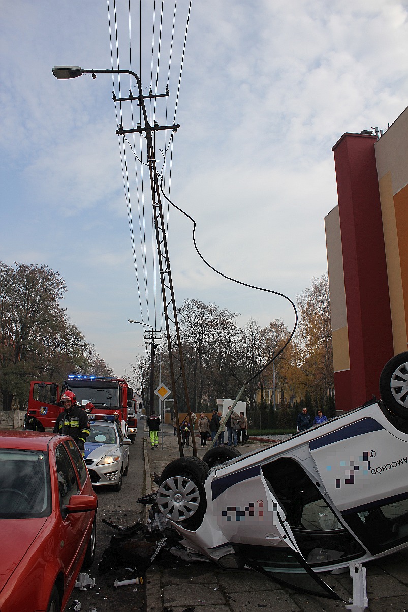 Piątkowe dachowanie samochodu osobowego na ulicy Lotniczej