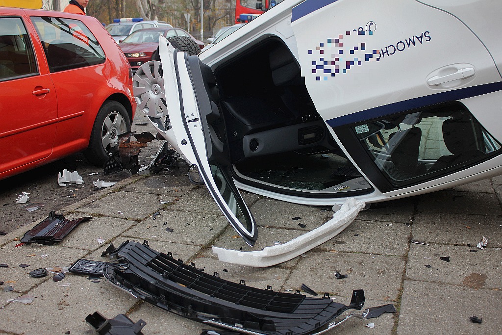 Piątkowe dachowanie samochodu osobowego na ulicy Lotniczej