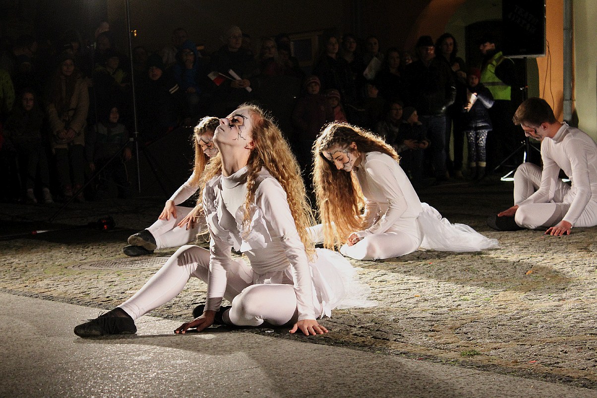 Teatr Avatar wystawił w legnickim Runku spektakl Wolne Ptaki