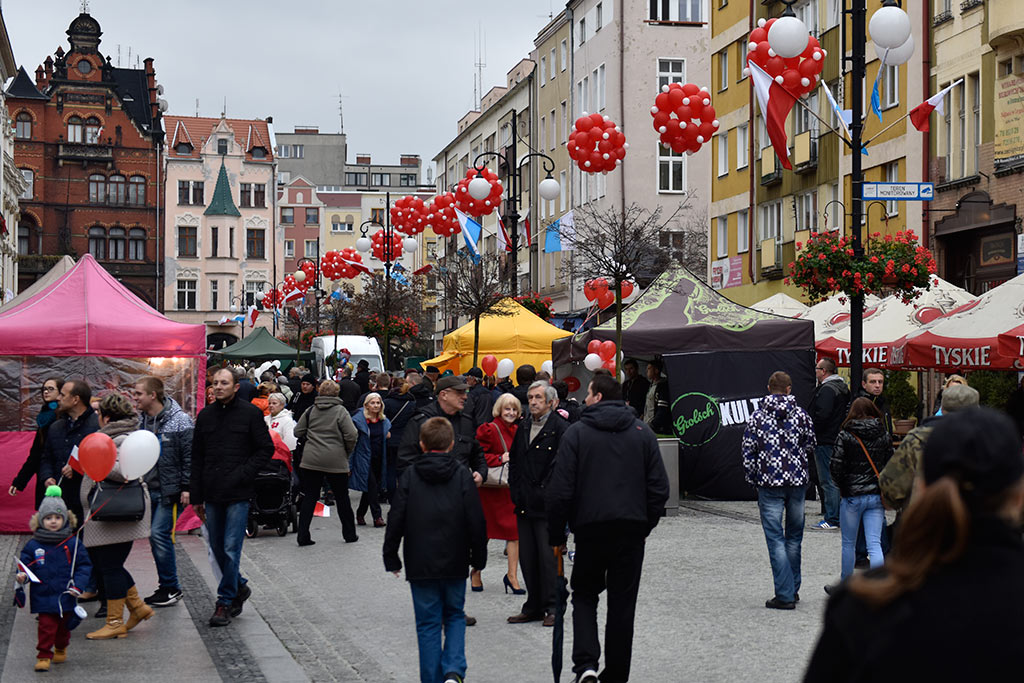 Legniczanie świętują w sercu miasta Dzień Niepodległości cz.1
