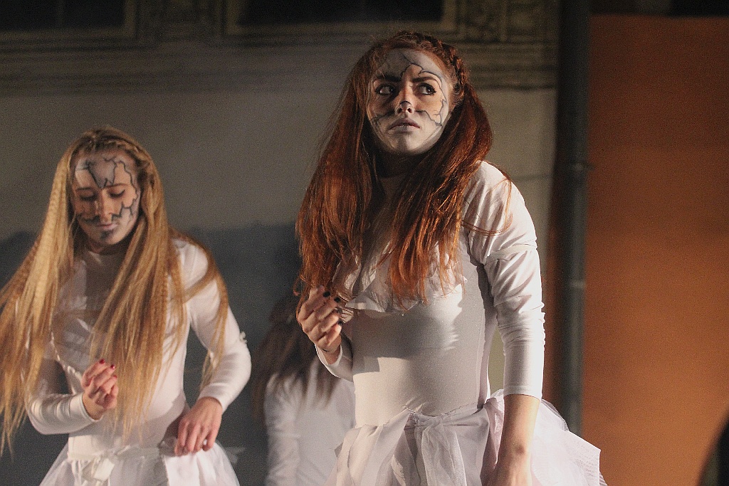 Teatr Avatar wystawił w legnickim Runku spektakl Wolne Ptaki