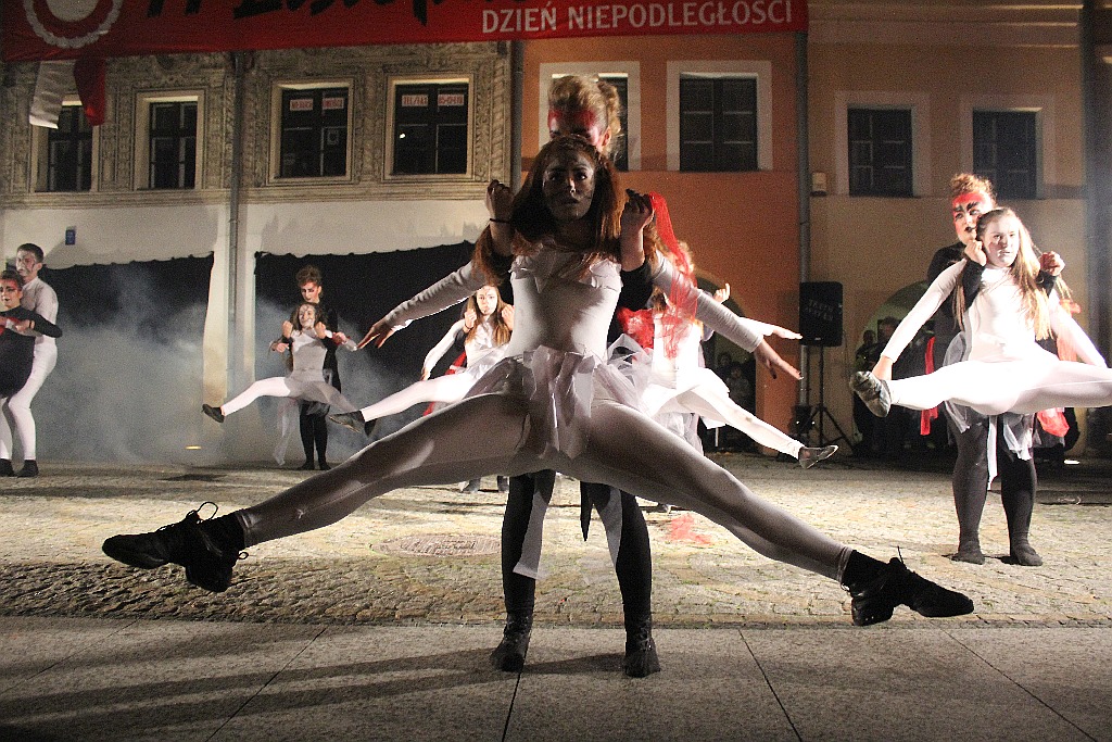 Teatr Avatar wystawił w legnickim Runku spektakl Wolne Ptaki