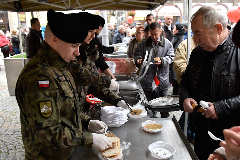 Legniczanie świętują w sercu miasta Dzień Niepodległości cz.1