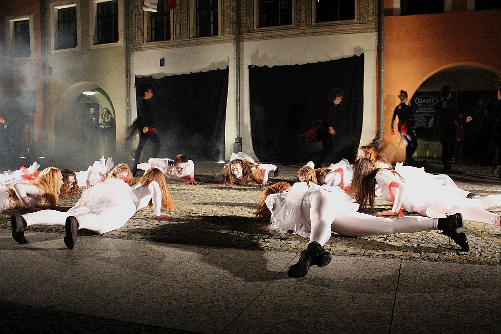 Teatr Avatar wystawił w legnickim Runku spektakl Wolne Ptaki
