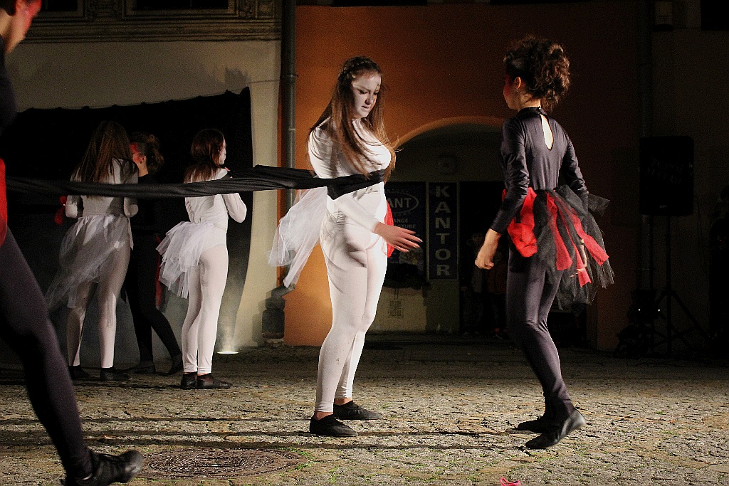 Teatr Avatar wystawił w legnickim Runku spektakl Wolne Ptaki