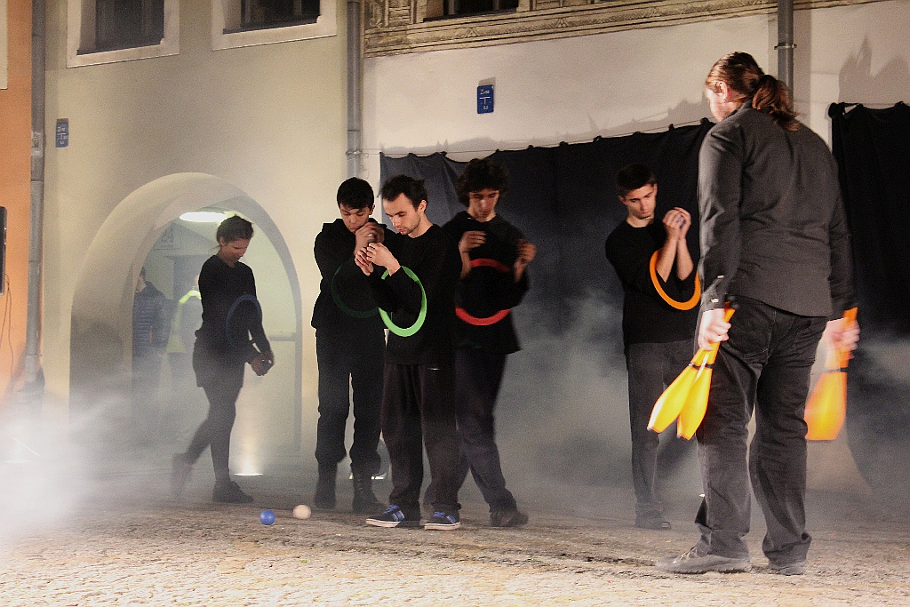 Teatr Avatar wystawił w legnickim Runku spektakl Wolne Ptaki