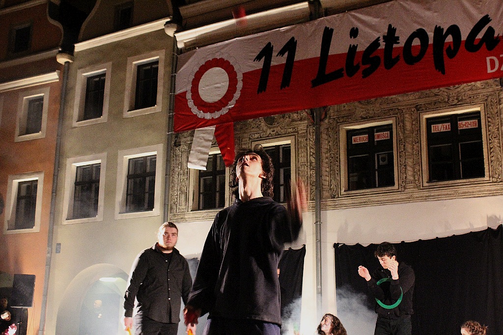 Teatr Avatar wystawił w legnickim Runku spektakl Wolne Ptaki