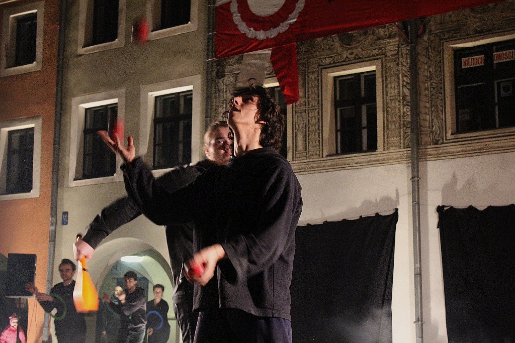 Teatr Avatar wystawił w legnickim Runku spektakl Wolne Ptaki