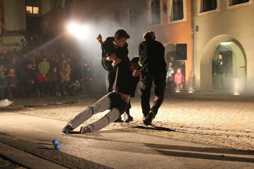 Teatr Avatar wystawił w legnickim Runku spektakl Wolne Ptaki
