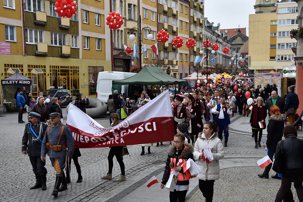 Legniczanie świętują w sercu miasta Dzień Niepodległości cz.1