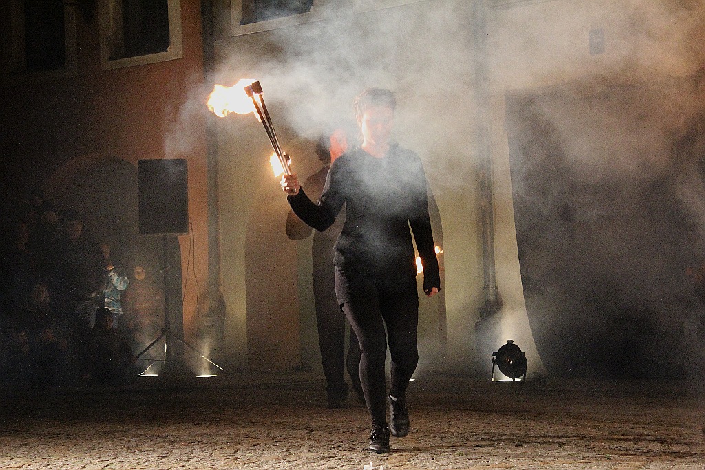 Teatr Avatar wystawił w legnickim Runku spektakl Wolne Ptaki
