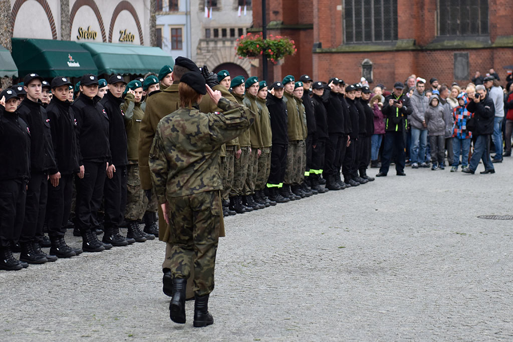 Pierwsze klasy mundurowe z VII LO złożyły uroczyste ślubowanie