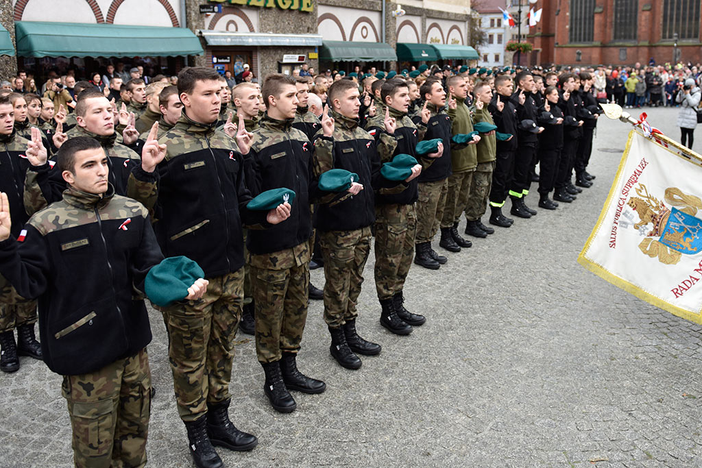 Pierwsze klasy mundurowe z VII LO złożyły uroczyste ślubowanie