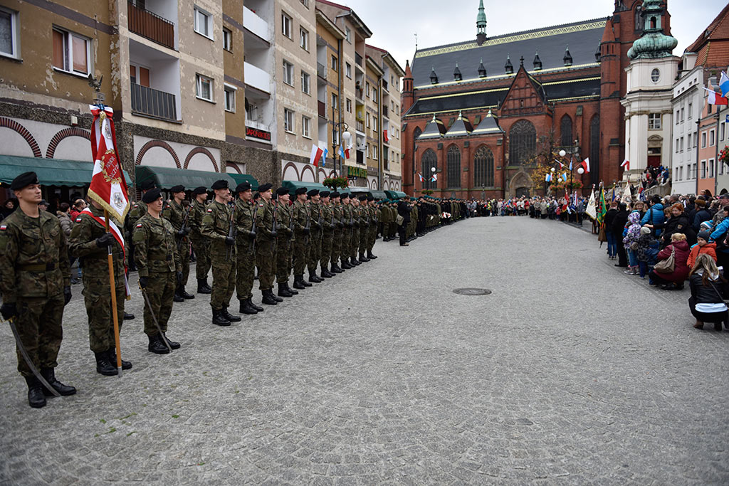 Pierwsze klasy mundurowe z VII LO złożyły uroczyste ślubowanie