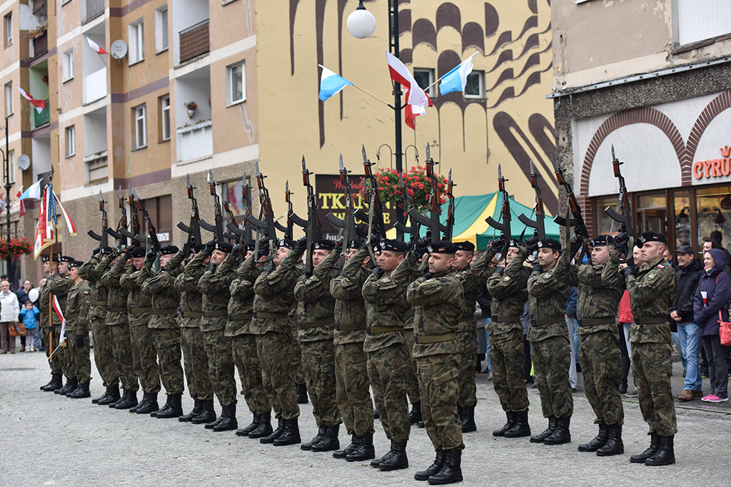Pierwsze klasy mundurowe z VII LO złożyły uroczyste ślubowanie