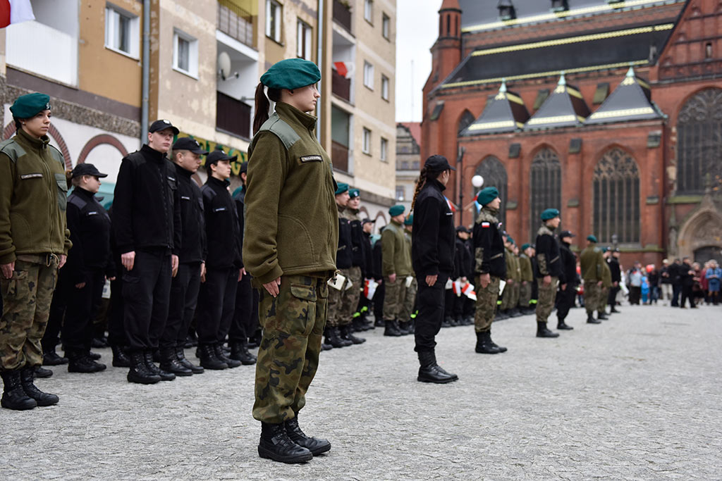 Pierwsze klasy mundurowe z VII LO złożyły uroczyste ślubowanie