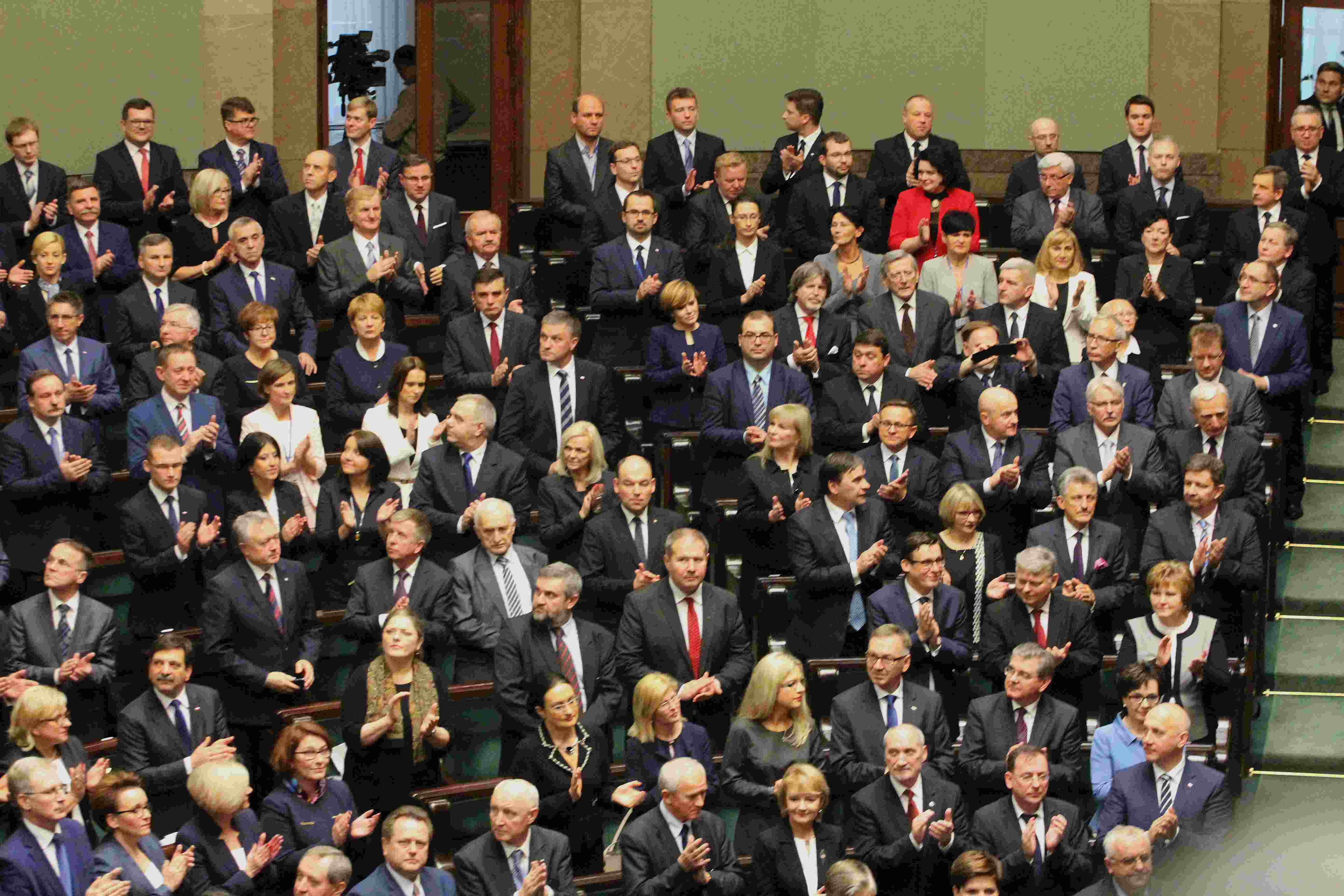 Posłowie ślubowali w Sejmie. Byliśmy przy Wiejskiej