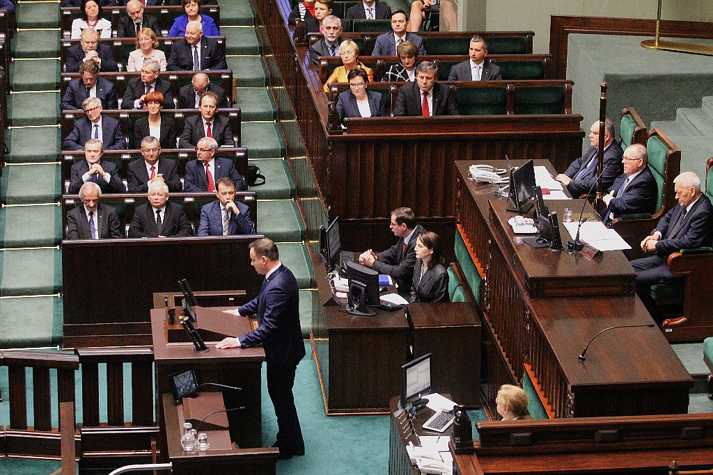 Posłowie ślubowali w Sejmie. Byliśmy przy Wiejskiej