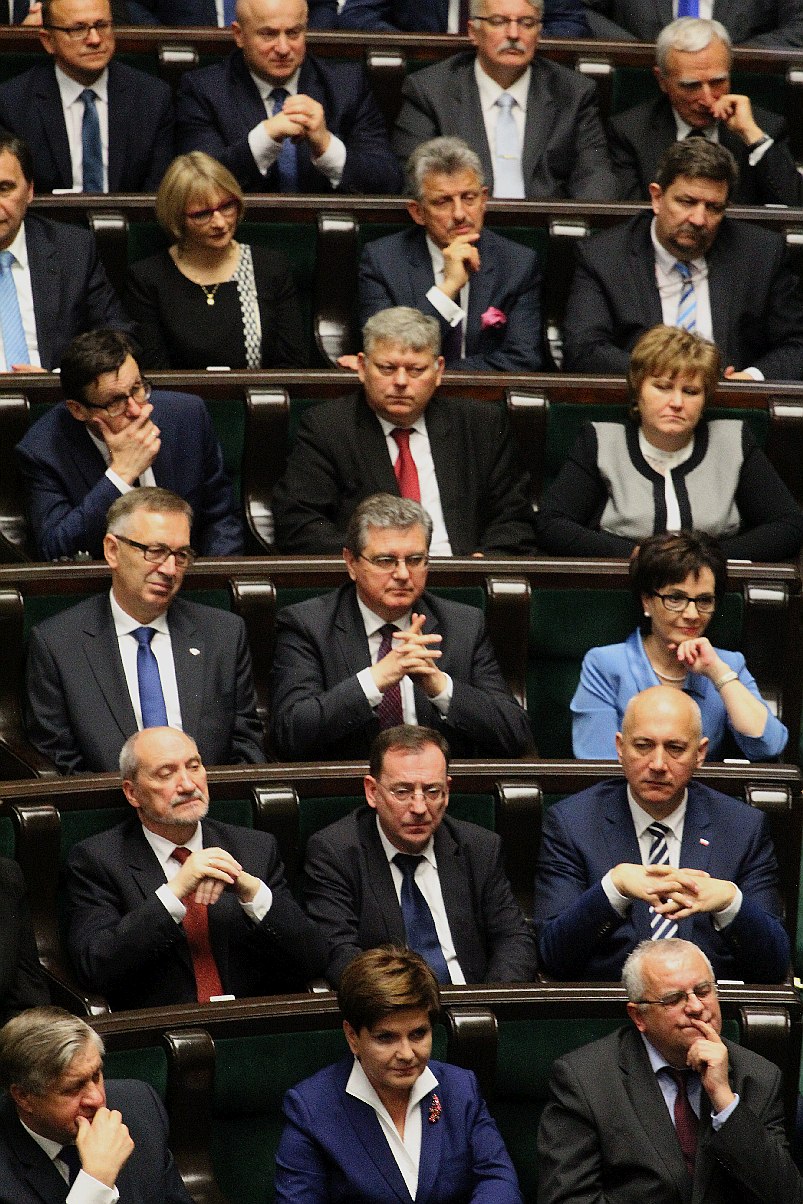 Posłowie ślubowali w Sejmie. Byliśmy przy Wiejskiej