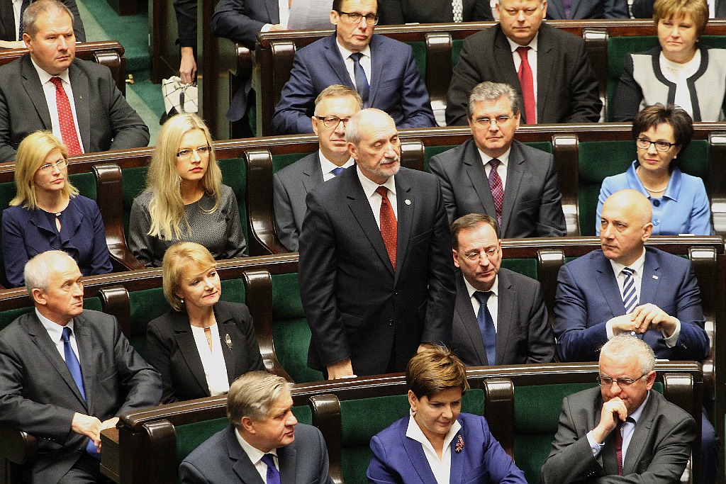 Posłowie ślubowali w Sejmie. Byliśmy przy Wiejskiej