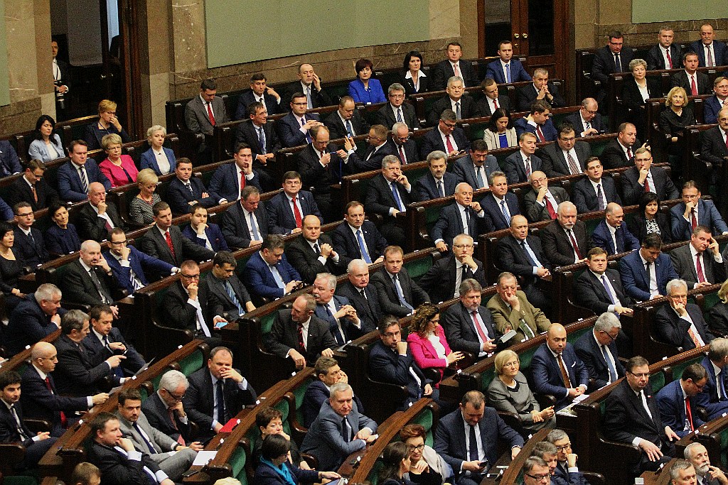 Posłowie ślubowali w Sejmie. Byliśmy przy Wiejskiej